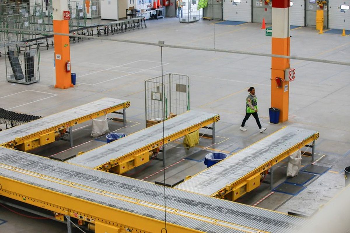 Karyawan Amazon Meninggal Dunia di Gudang Troutdale Oregon