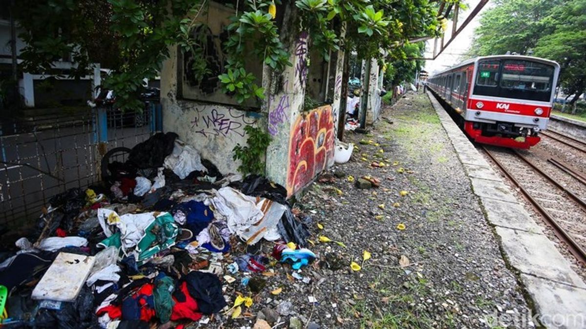 Stasiun Mampang Terbengkalai dan Penuh Sampah di Pusat Jakarta