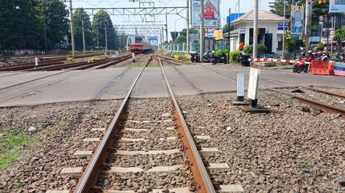 KA Argo Bromo Anggrek Temper Commuter Line di Bekasi Timur