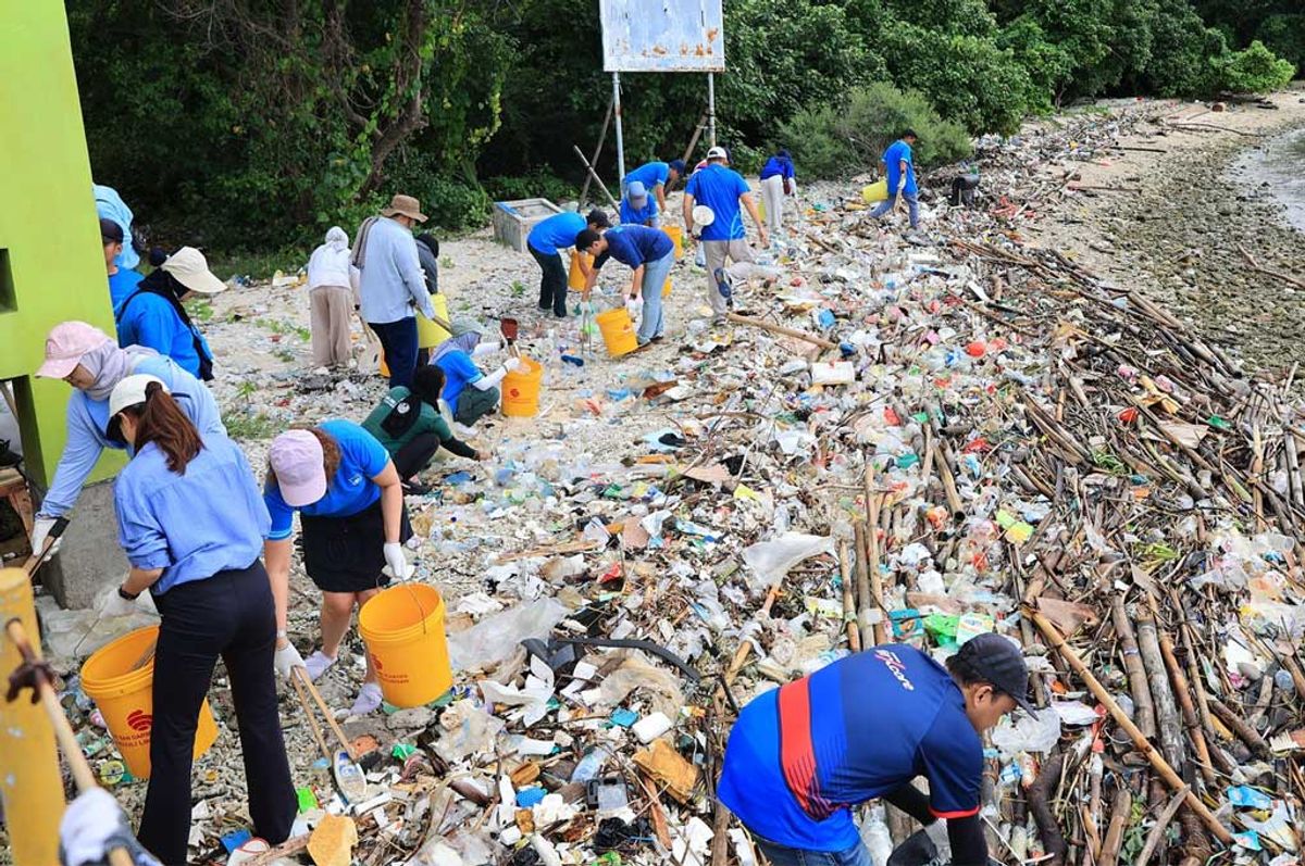 AXA Financial Indonesia Kumpulkan 946 Kilogram Sampah di Kepulauan Seribu