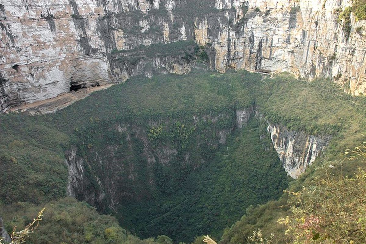 Xiaozhai Tiankeng Menjadi Sinkhole Terdalam dengan Ekosistem Unik di China
