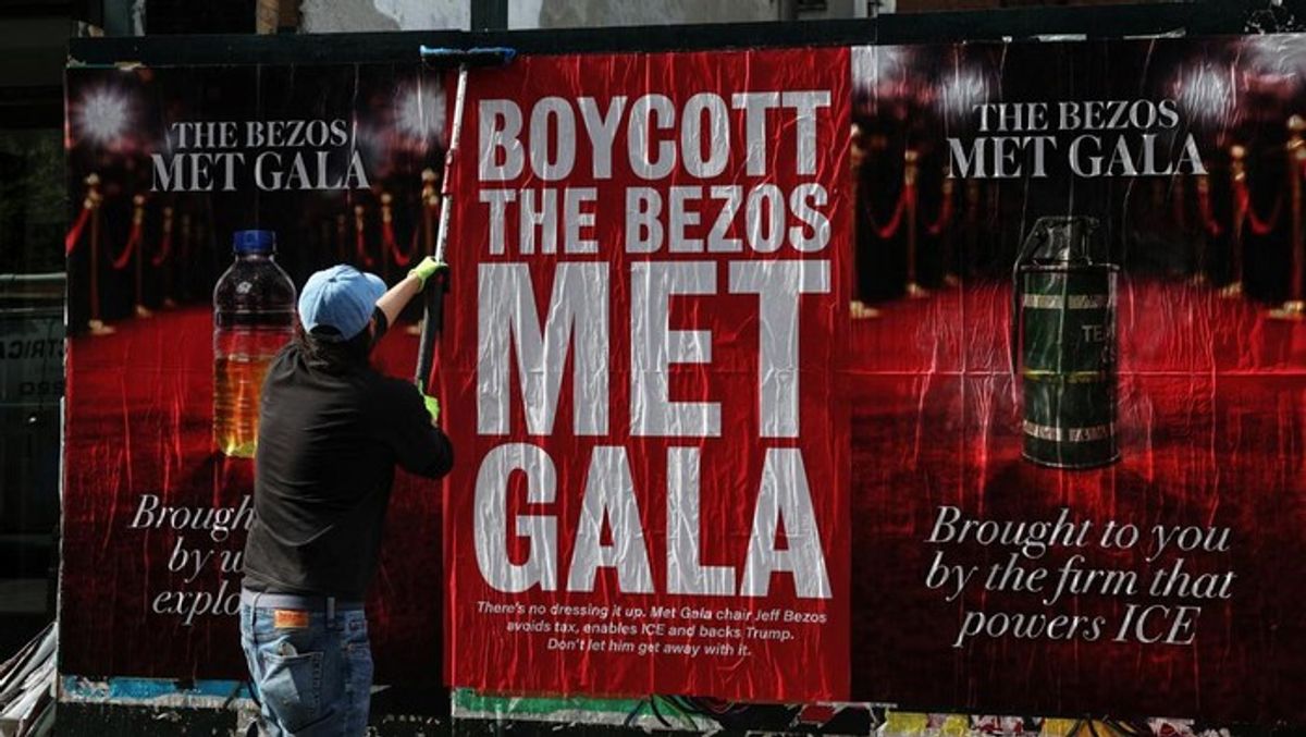 Aktivis Protes Keterlibatan Jeff Bezos Sebagai Sponsor Met Gala 2026