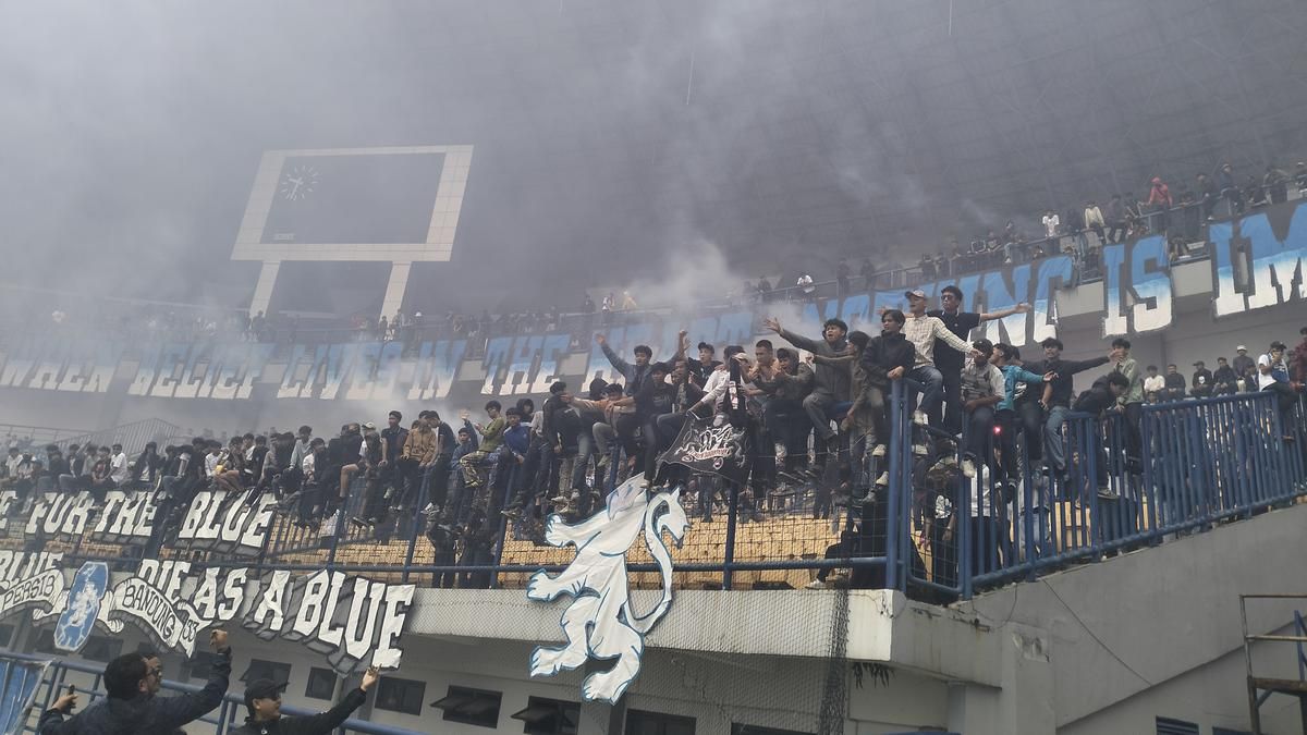 Ribuan Bobotoh Padati Stadion GBLA Jelang Laga Persib Lawan Persija