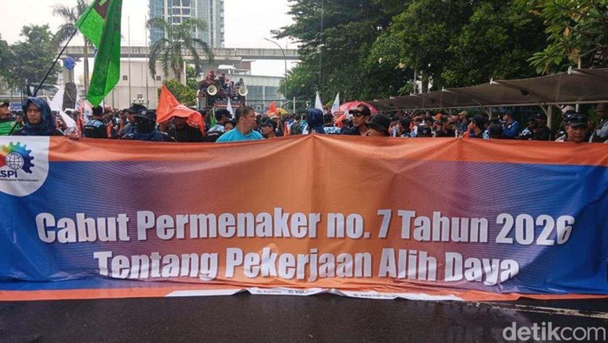 Buruh Demonstrasi Tolak Aturan Outsourcing di Kantor Kemnaker