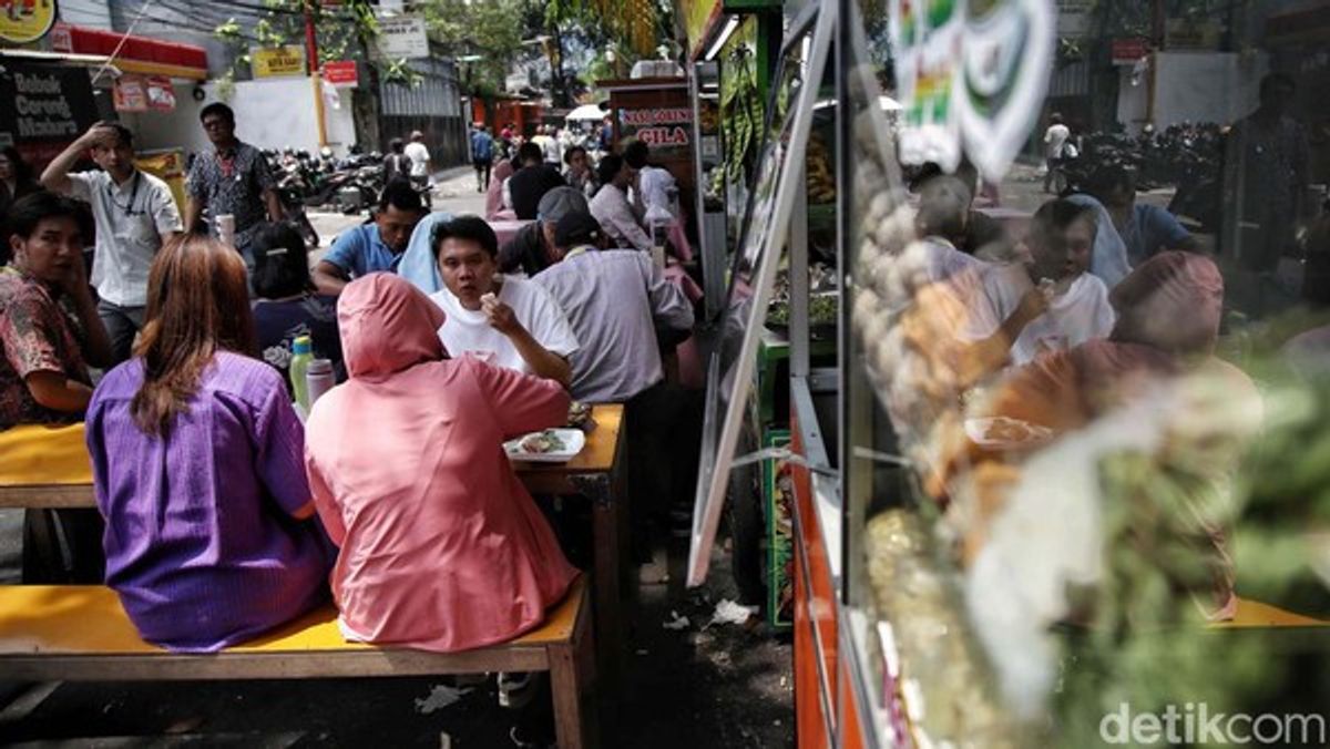 Ekonom Ingatkan Risiko Kemiskinan Struktural Akibat Ketergantungan Pinjol dan Paylater