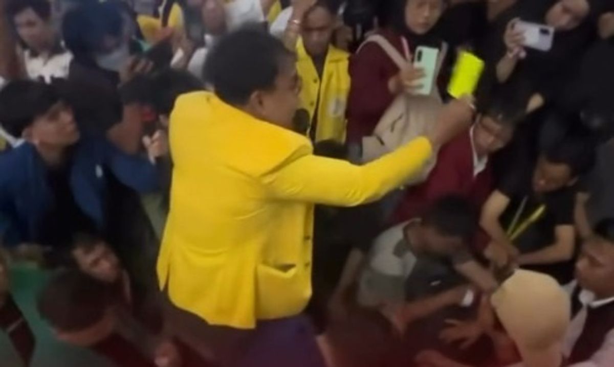 BEM SI Kerakyatan Beri Kartu Kuning ke Kemendiktisaintek dan Kemendikdasmen
