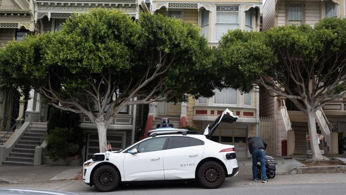 Taksi Robot Waymo Tinggalkan Penumpang Beserta Koper di Bandara San Jose