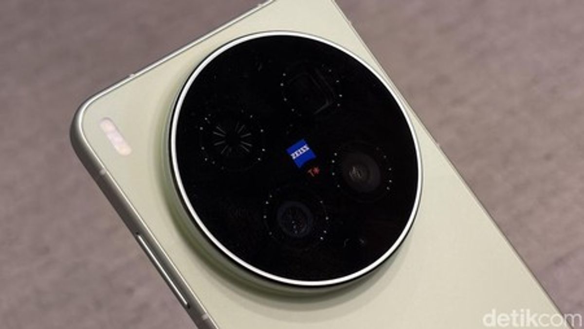 Vivo Luncurkan Smartphone X300 Ultra dengan Lensa Zeiss di Indonesia