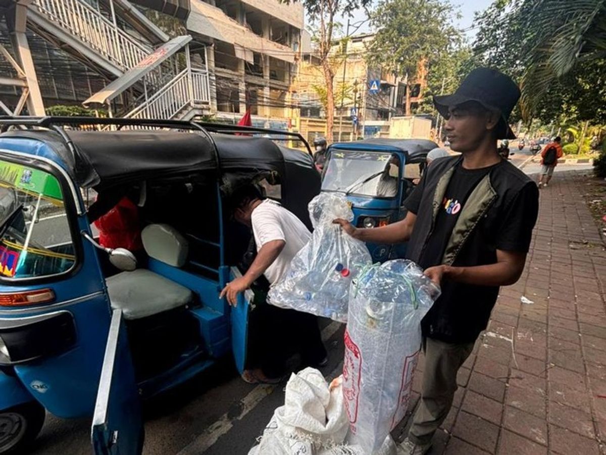 PGN Tukar Botol Plastik Jadi Bahan Bakar Gas Bajaj di Jakarta