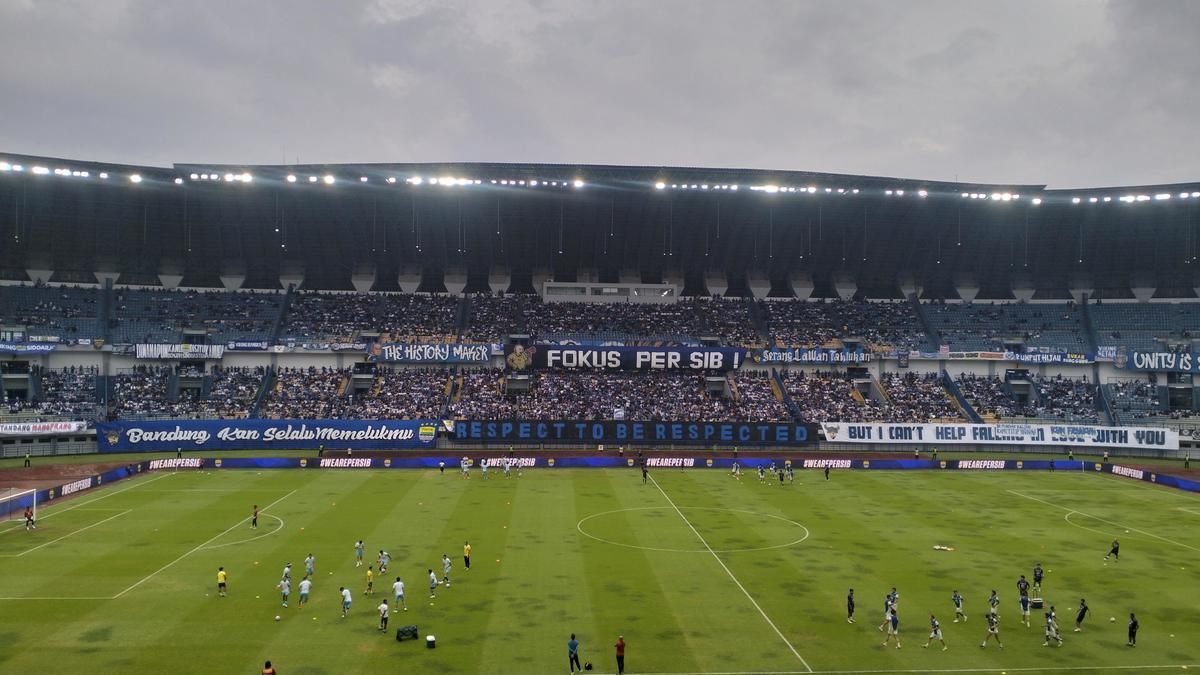 Persib Bandung Larang Bobotoh Hadir di Stadion Segiri Samarinda