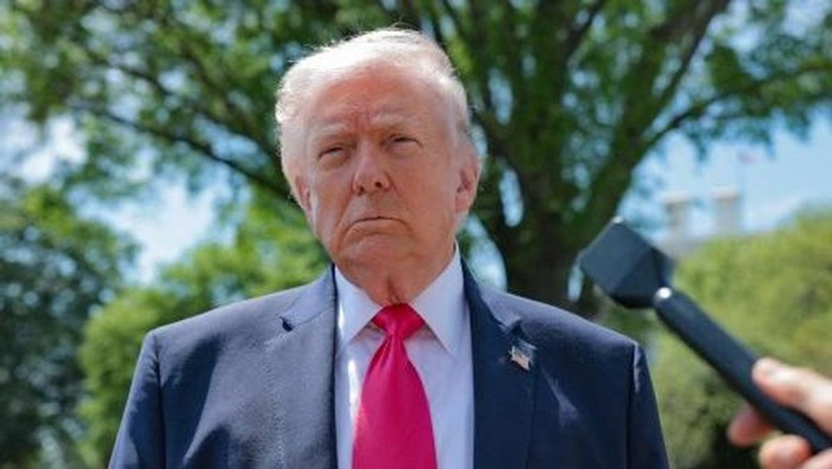 Trump Bebaskan Kapal Selat Hormuz Picu Penurunan Harga Minyak Dunia