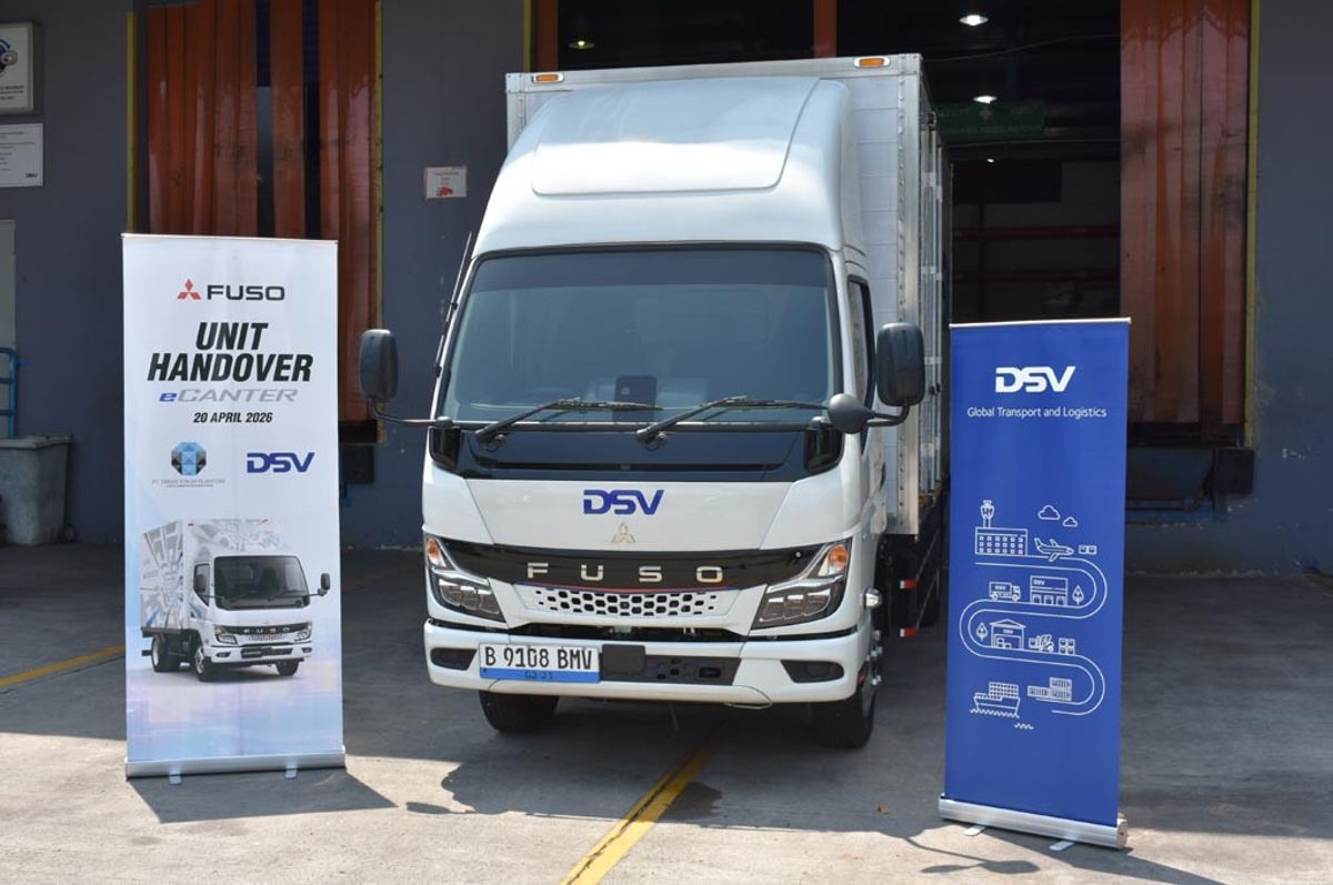 KTB Serahkan Truk Listrik eCanter untuk Perkuat Logistik Hijau