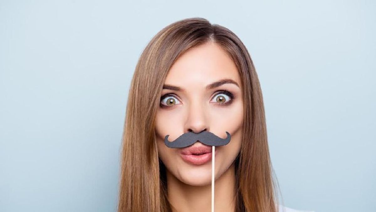 Anak Kecil Akali Verifikasi Usia Situs Web Pakai Kumis Palsu