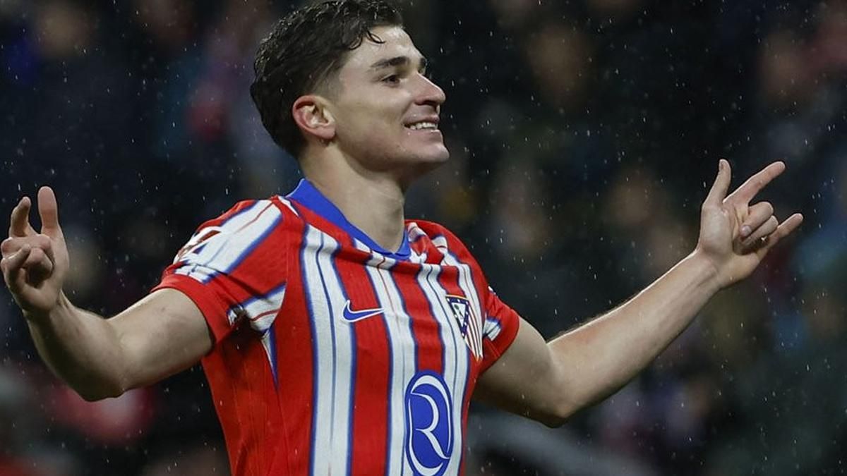 PSG dan Barcelona Berebut Tanda Tangan Julian Alvarez