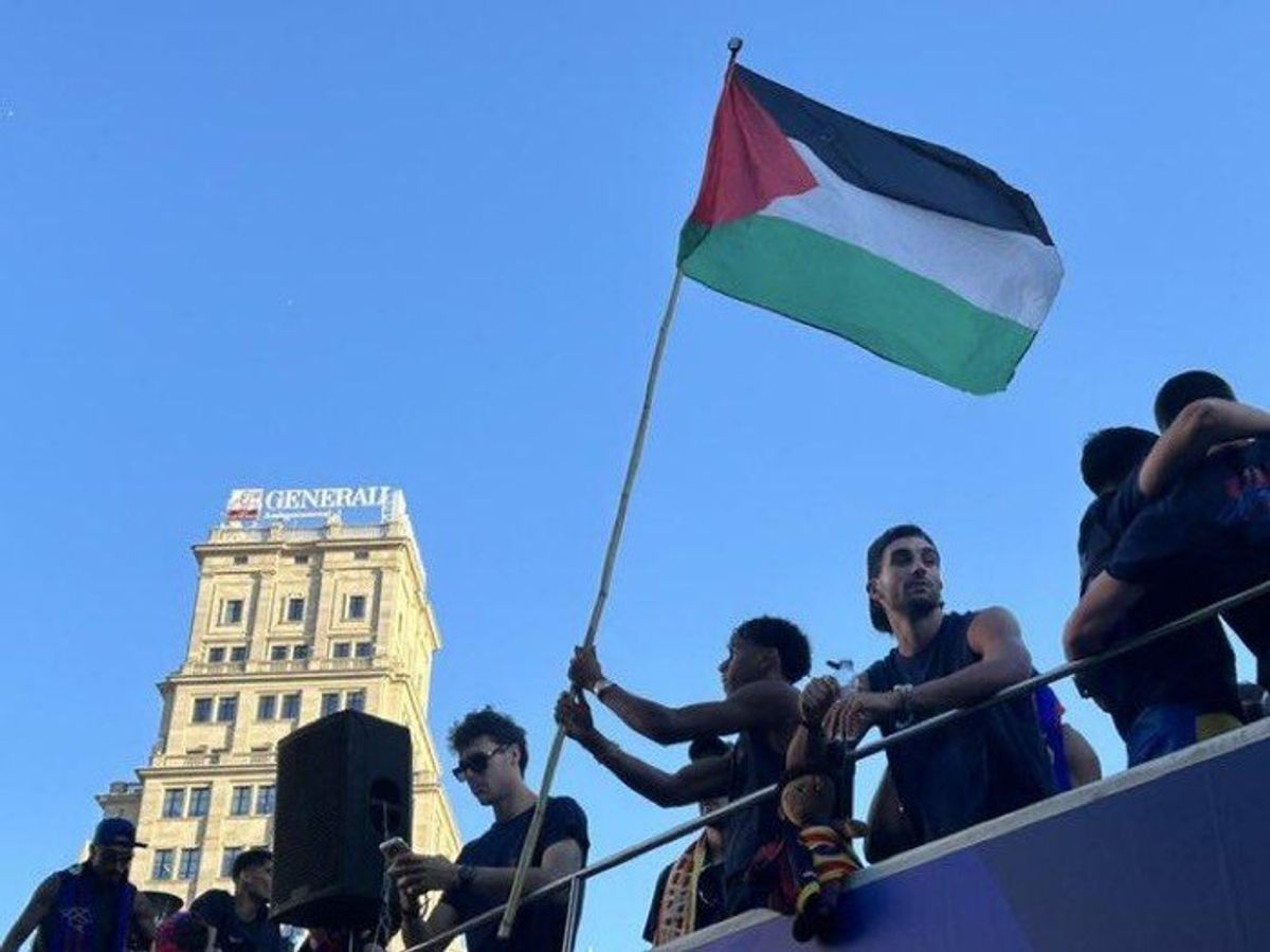 Lamine Yamal Kibarkan Bendera Palestina dalam Parade Juara Barcelona