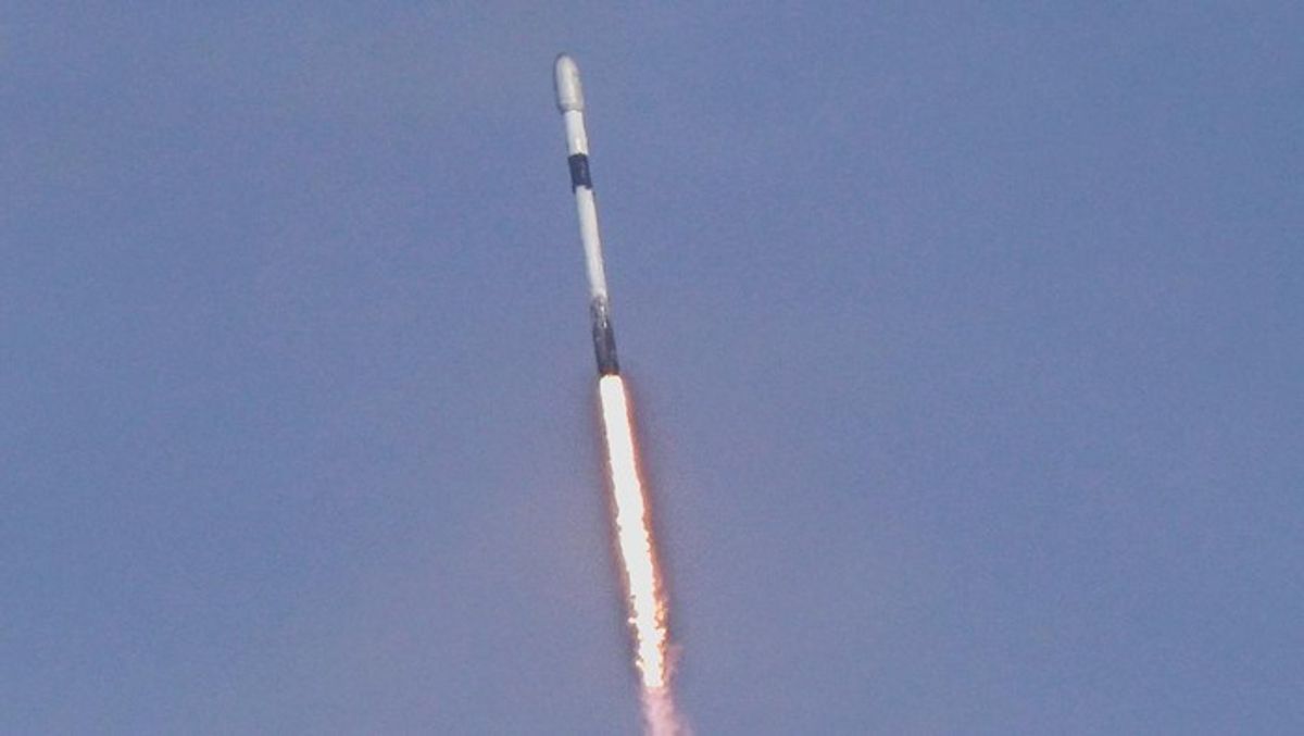 Puing Roket Falcon 9 Bakal Tabrak Bulan pada Agustus 2026