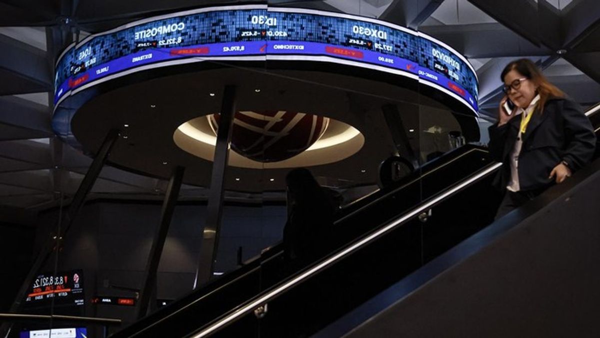 IHSG Melemah ke Level 6.900 pada Perdagangan Senin Pagi