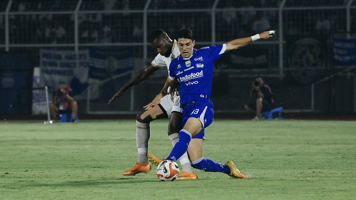 Persib Bandung Taklukkan Bhayangkara FC 4-2 di Bandar Lampung