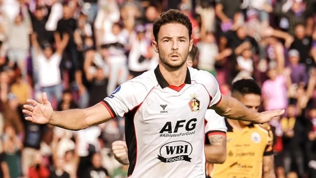 Jose Enrique Absen Membela Persik Kediri Kontra Persebaya Surabaya