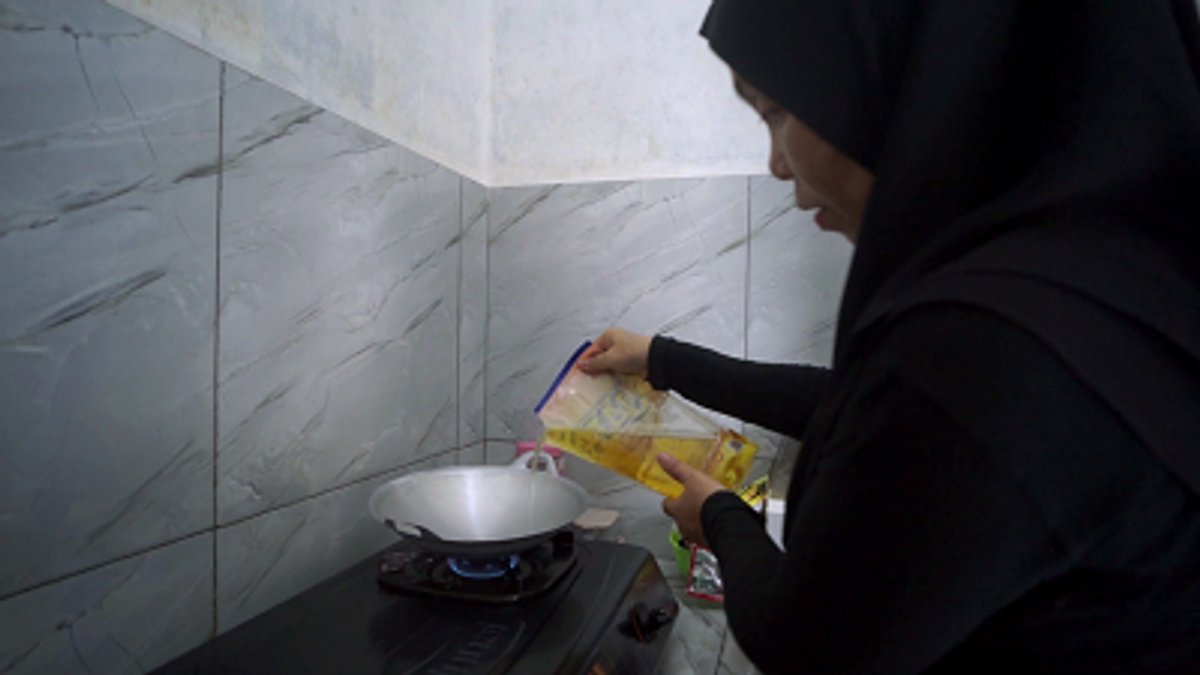 Warga Tanah Bumbu Gunakan Minyak Goreng JAR demi Efisiensi Dapur