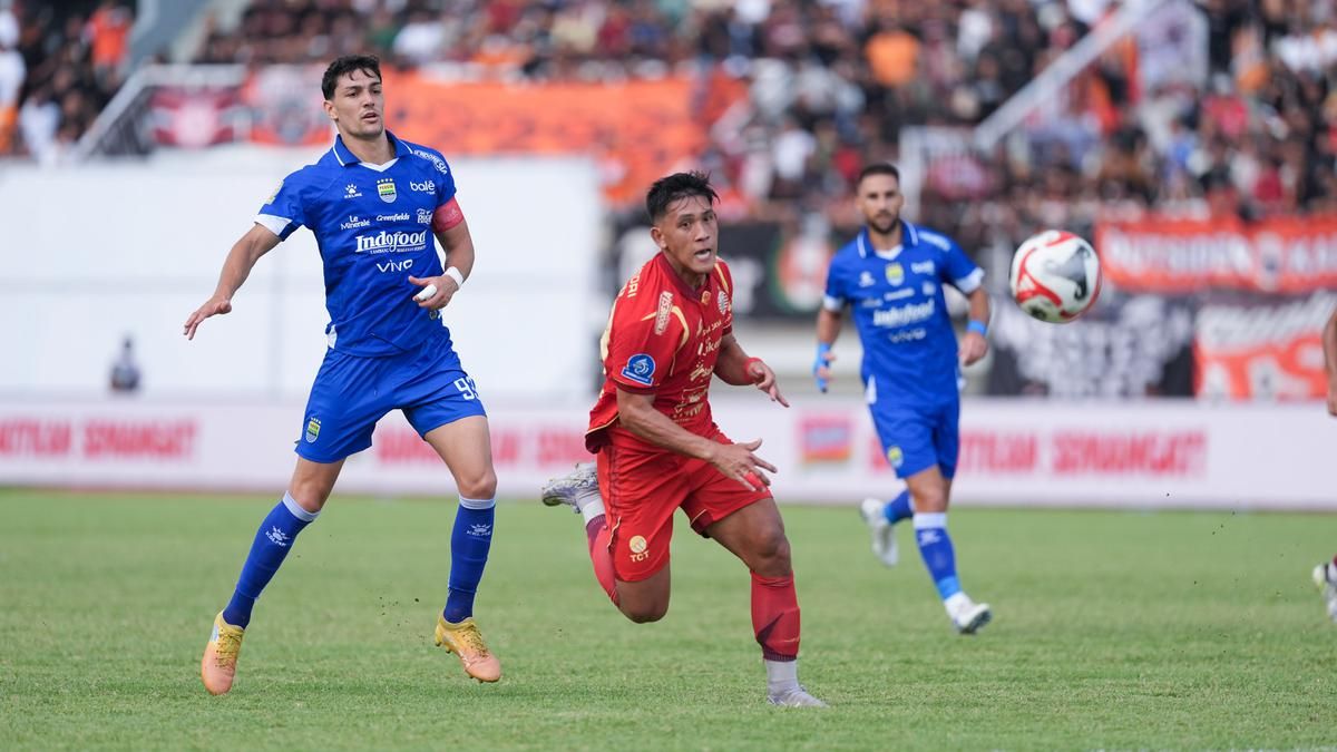 Persib Bandung Taklukkan Persija Jakarta 2-1 di Stadion Segiri