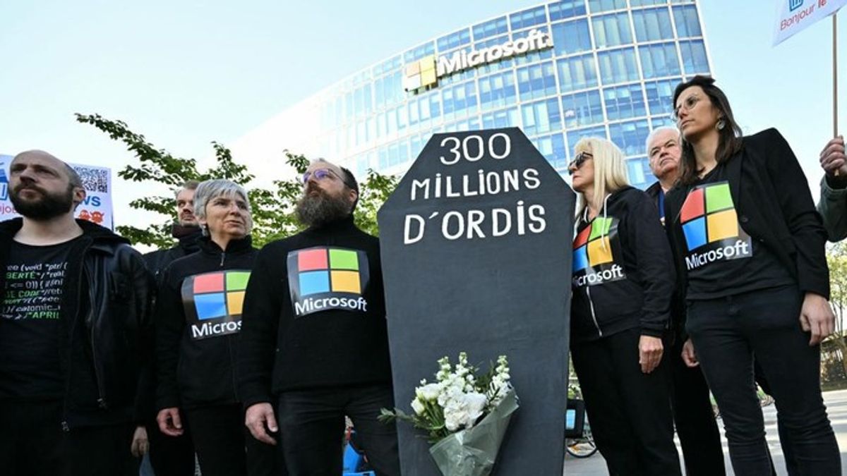 Aktivis Lingkungan Gelar Pemakaman Simbolis Windows 10 di Paris