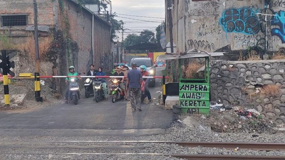 KAI Daop 1 Pasang Palang Pintu Sementara di Perlintasan Ampera Bekasi