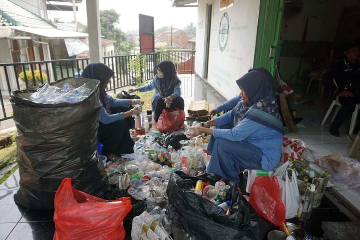 Ibu Rumah Tangga di Bogor Ubah Sampah Jadi Tabungan Emas