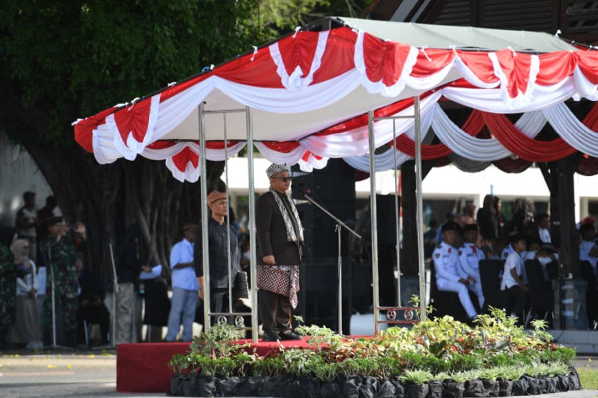 Mendikdasmen Abdul Mu’ti Pimpin Upacara Hardiknas 2026 di Banyuwangi