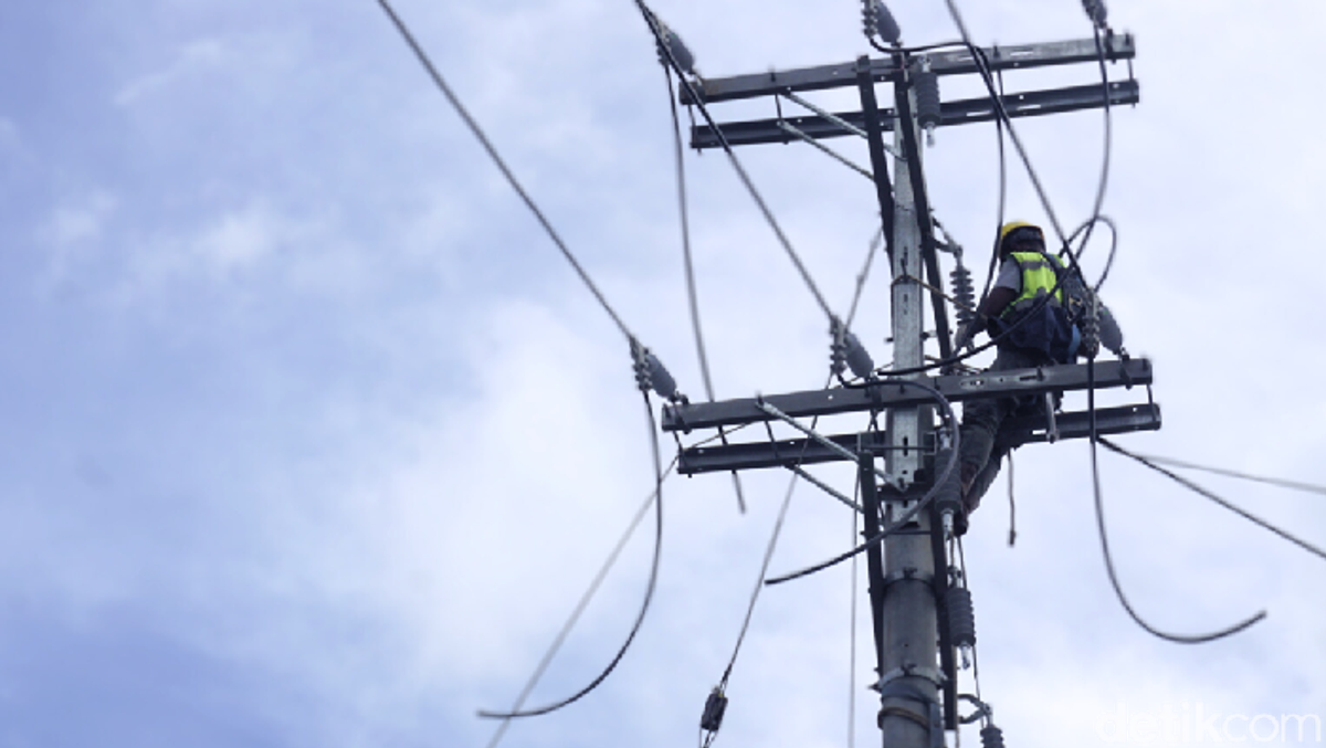 PLN Pulihkan Gangguan Transmisi Listrik di Sebagian Wilayah Sumatera