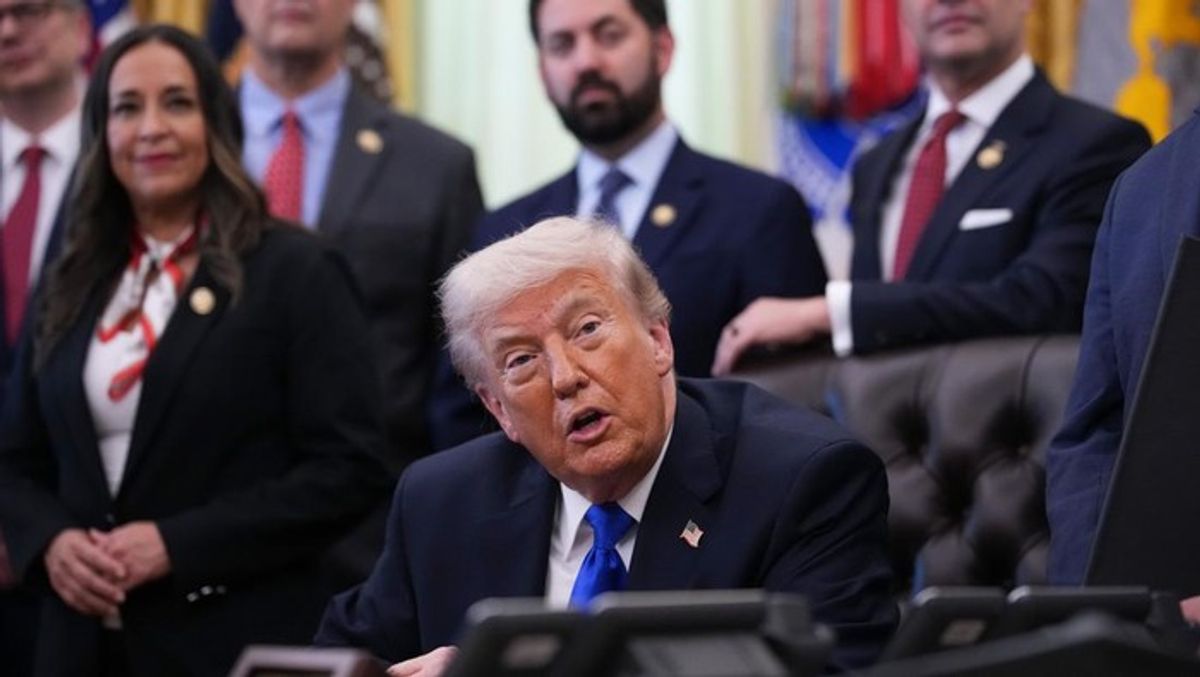 Donald Trump Naikkan Tarif Impor Mobil Uni Eropa Jadi 25 Persen