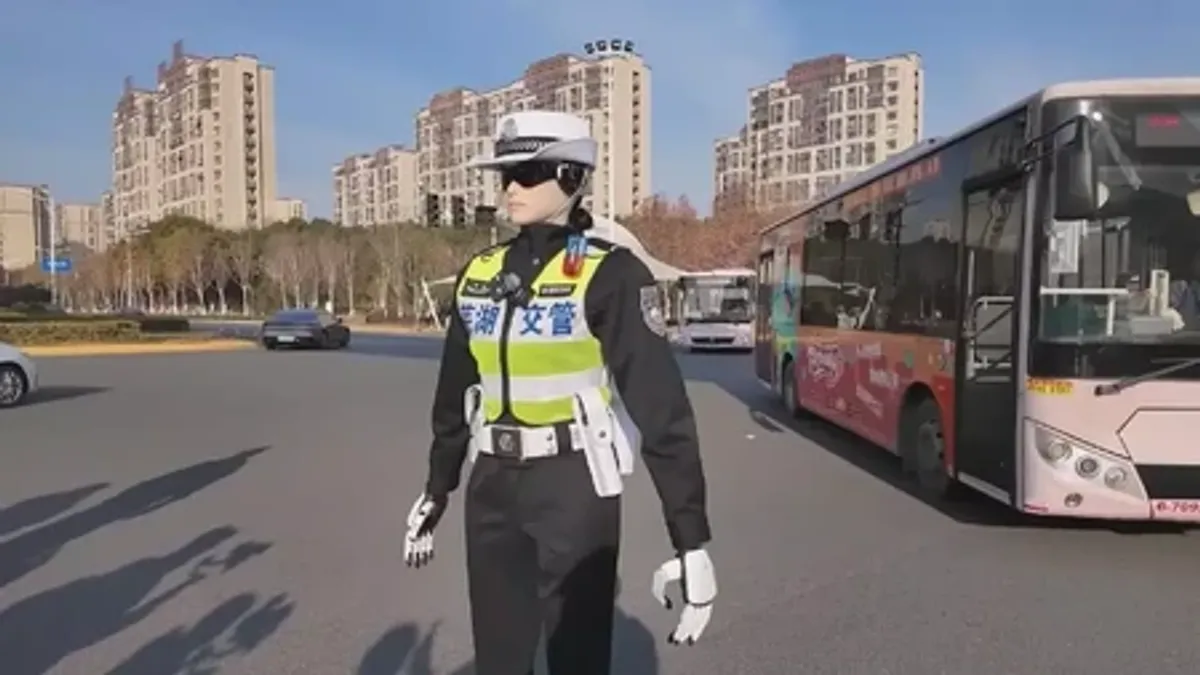 Polisi Hangzhou Terjunkan 15 Robot Pengatur Lalu Lintas Saat Libur