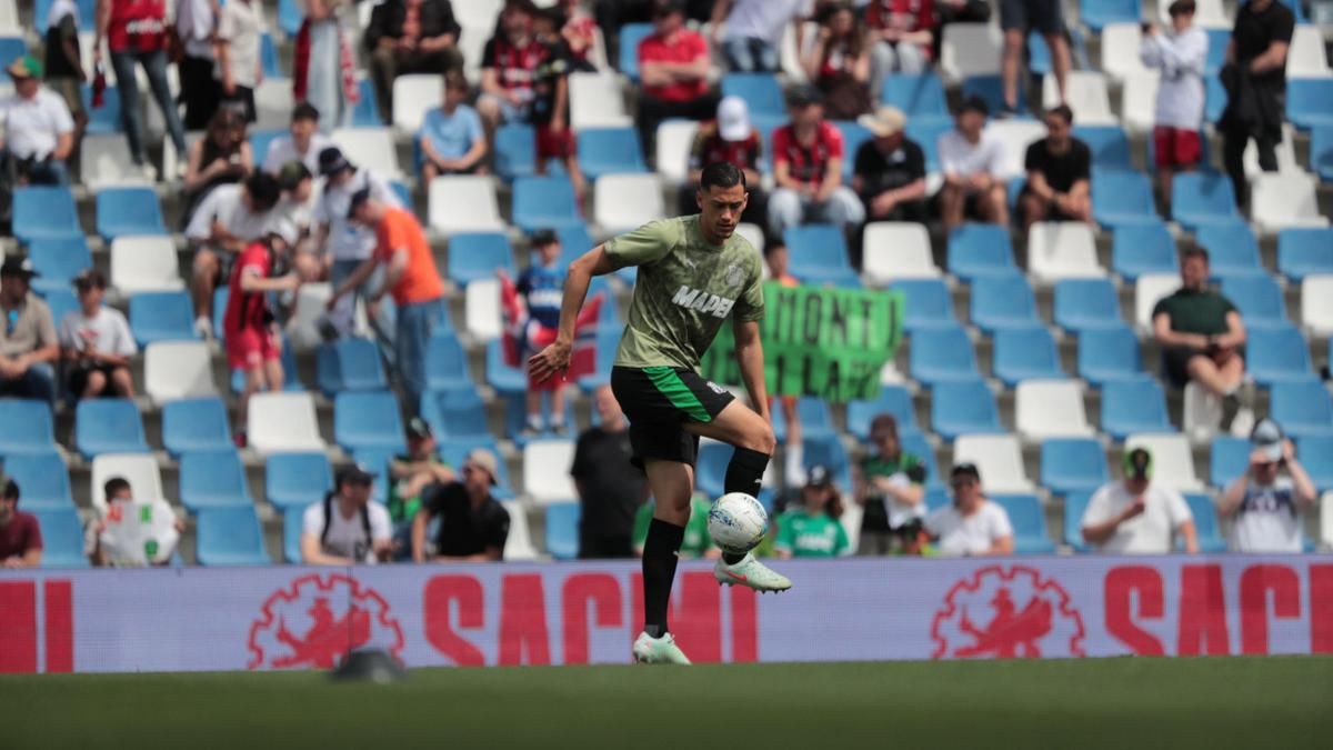 Cedera Tumit Paksa Jay Idzes Absen dalam Laga Sassuolo Kontra Lecce