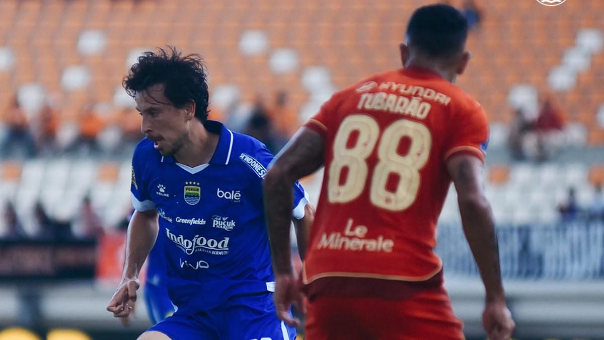 Persib Bandung Taklukkan Persija Jakarta 2-1 di Samarinda