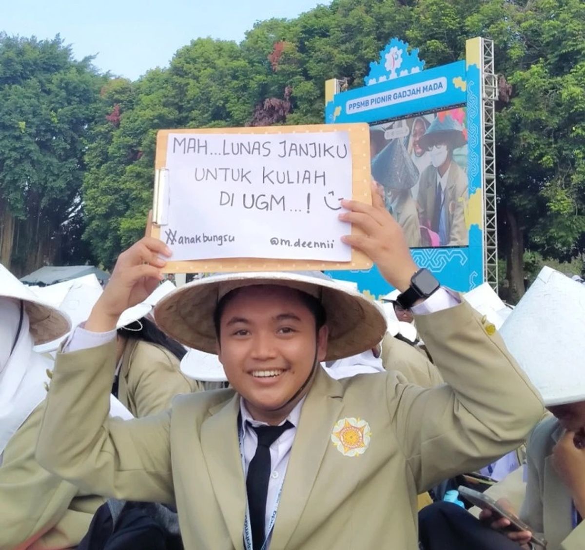 Deni Maulana Raih Predikat Mahasiswa Berprestasi Utama UGM 2026