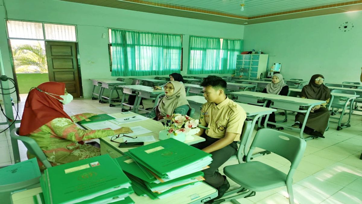Wali Kelas Siapkan Catatan Rapor Semester Dua bagi Siswa Kelas 12